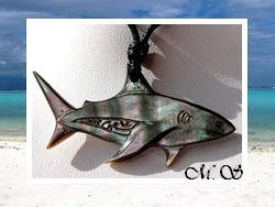 Moana Collection / Collier Requin Haupea Marquisien Nacre de Tahiti 5.8cm Reflets Foncés Colorés / Taille Réglable Coton Noir (photos non contractuelles)