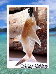 Moana Collection / Collier Requin Haupea Nacre de Tahiti 5.8cm Reflets Clairs/Ocres / Taille Réglable Coton Noir (photos contractuelles)