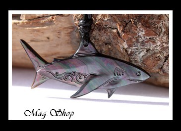 Haupea Collier Requin Vagues Nacre de Tahiti Modèle 4 MAG.SHOP