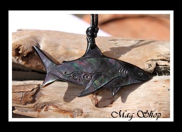 Haupea Collier Requin Vagues Nacre de Tahiti Modèle 4 MAG.SHOP