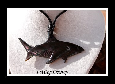 Haupea Collier Requin Vagues Nacre de Tahiti Modèle 4 MAG.SHOP