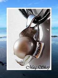 Silver Sea / Collier Coquillage Bénitier / Pendentif Argent Rhodié 925 (4.48G) / Perle Ronde de Tahiti 11.10mm/C+ Crèmes/Champagnes / Cordons Noirs (photos non contractuelles)