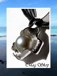 Silver Sea / Collier Coquillage Bénitier / Pendentif Argent Rhodié 925 (4.48G) / Perle Ronde de Tahiti 10.80mm/B Gris Clairs / Cordons Noirs (photos contractuelles)