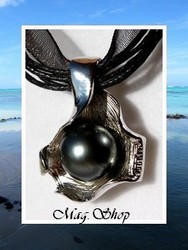 Silver Sea / Collier Coquillage Bénitier / Pendentif Argent Rhodié 925 (4.48G) / Perle Ronde de Tahiti 10.05mm/D Gris/Bleus / Cordons Noirs (photos non contractuelles)