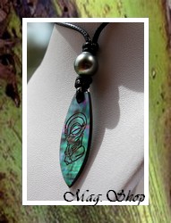 Moana Perles Collection / Collier Planche de Surf Tiki Heetoua Marquisien Nacre 3.4cm de Tahiti & Perle Semi-Baroque 9.50mm/B+ Gris/Verts Clairs / Coton Noir (photos non contractuelles)