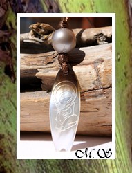 Moana Perles Collection / Collier Planche de Surf Tiki Heetoua Marquisien Nacre 4.2cm de Tahiti & Perle Ronde de Tahiti 12.35mm/D Gris Clairs / Coton Couleur Coco (photos contractuelles)