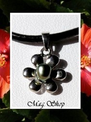 KEISHIS Collection / Collier Tiaré Heia Argent Rhodié 925 H:1.5cm (0.84g)  & Perle Keshi de TAHITI Taille 4.50mm-A Reflets Verts / Cuir Noir (photos contractuelles)