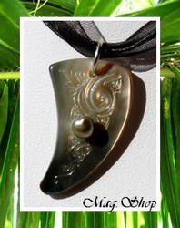 Archipels Collection / Collier Heiapiri Vagues Nacre de Tahiti H:3cm & Perle Keishi Baroque de Tahiti 4.85mm/A Reflets Gris /Cordons Couleur Noir (photos contractuelles)