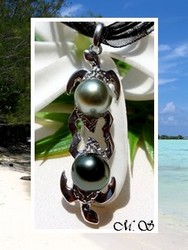 Silver Sea / Collier Tortues Heilani Toi & Moi / Pendentif Argent Rhodié 925 (3.40g) 2 Perles Rondes de Tahiti 8.70mm Verts Clairs B & Verts Foncés C+ / Cordons Noirs (photos non contractuelles)
