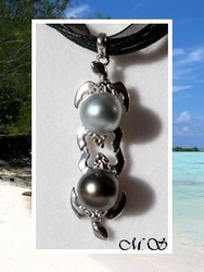 Silver Sea Collection / Pendentif Tortues Toi & Moi Heilani Argent Rhodié 925 (3.40g) / 2 Perles Rondes de Tahiti 9.50mm/ A/C / Cordon Noir (photos non contractuelles)