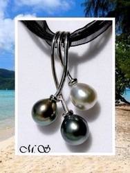 Silver Sea Collection / Collier Heimana / Pendentif Argent 925 ( 1.76g) 3 Perles Semi-Baroques 8.5mm/9mm de Tahiti B+ / Cordons Noirs (photos contractuelles)