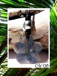 Lagon Collection / Collier Heimiti Fleur Hibiscus Nacre de Tahiti 2.7cm Reflets Foncés & Perle Cerclée de Tahiti 10.80mm/C+ Verts/Ocres / Taille Réglable Coton Noir (photos non contractuelles)