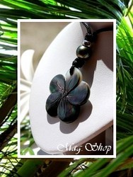 Lagon Collection / Collier Heimiti Fleur Hibiscus Nacre de Tahiti 3cm Ocres Foncés & Perle Bouton de Tahiti 10.55mm/B Reflets Verts Ailes de Mouche / Réglable Coton Noir (photos non contractuelles)