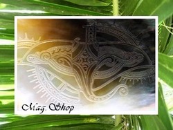 Barrette à Cheveux Heirai / Gravure Raie Marquisienne / Nacre de Tahiti Huître Pinctada Margaritifera 8cm x 4.3cm Reflets Clairs/Ocres (photos non contractuelles)