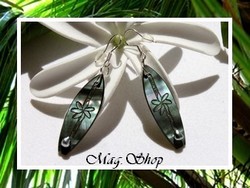 Archipels Collection / Boucles D'Oreilles Planches de Surfs Heiremiti Fleurs de Tiaré Nacres de Tahiti H:3.5cm & Keishis de Tahiti 4.80mm/A / Crochets Argent 925 (0.26g) (photos non contactuelles)