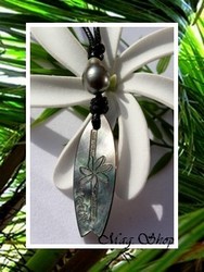 Lagon Collection / Collier Planche de Surf Heiremiti Fleur de Tiaré Nacre 4.2cm & Perle Semi-Baroque de Tahiti 9.65mm/C+ Reflets Gris / Coton Noir Réglable (photos contractuelles)