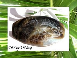 Barrette à Cheveux Heitiare / Gravure Fleur de Tiaré Marquisienne / Nacre de Tahiti Huître Pinctada Margaritifera 8cm x 4cm (photos non contractuelles)