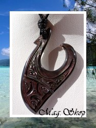 Moana Collection / Collier Hameçon Hereata Marquisien Nacre de Tahiti H:5cm Reflets Foncés Colorés / Taille Réglable Coton Noir (photos contractuelles)