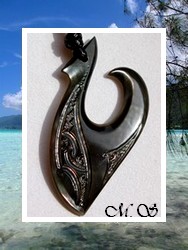 Moana Collection / Collier Hameçon Hereata Marquisien Nacre de Tahiti H:5.4cm Reflets Foncés Colorés / Taille Réglable Coton Noir (photos non contractuelles)