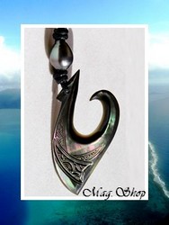 Moana Perles Collection / Collier Hameçon Ahutoru Marquisien H:6.5cm / Nacre de Tahiti 5cm Foncés & Perle Semi-Baroque de Tahiti 11.60mm/C Gris/Bleus / Coton Noir (photos non contractuelles)