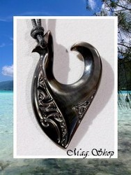 Moana Collection / Collier Hameçon Hereata Marquisien Nacre de Tahiti H:5cm Reflets Foncés / Taille Réglable Coton Noir (photos non contractuelles)