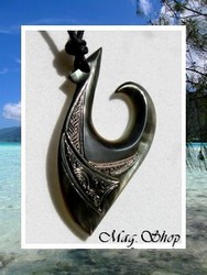 Moana Collection / Collier Hameçon Hereata Marquisien Nacre de Tahiti H:5cm Reflets Foncés Colorés / Taille Réglable Coton Noir (photos non contractuelles)