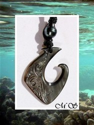 Lagon Collection / Collier Hameçon Herehei Vagues / Nacre de Tahiti 4cm Reflets Foncés & Perle Cerclée de Tahiti  9.45mm/C Reflets Verts Foncés / Coton Noir (photos contractuelles)