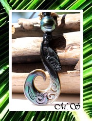 Collier Heremana Hameçon Tiki Vagues H:5.5cm / Nacre de Tahiti 4cm & Perle Cerclée de Tahiti 9.75mm/C+ Verts Ailes de Mouche / Coton Noir ( photos non contractuelles)