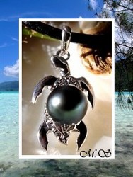 Fenua Collection / Collier Tortue Heretahi H:2.5cm / Pendentif Argent Rhodié 925 (1.75g) Perle Semi-Baroque de Tahiti 9.45mm/C Gris/Verts Foncés / Cuir Noir  (photos non contractuelles)