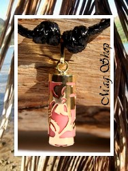 TIKI Collection / Collier Hibiscus Tahitien H:2.3cm / Pendentif OR 750/1000 (0,52g) Quartz Rose / Coton Noir (Photos Contractuelles)