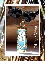 TIKI Collection / Collier Hibiscus Tahitien H:2cm / Pendentif OR 750/1000 (0,36g) Turquoise / Coton Noir (Photos Contractuelles)