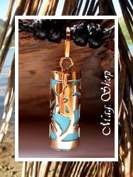 TIKI Collection / Collier Hibiscus Tahitien H:2.3cm / Pendentif OR 750/1000 (0,52g) Turquoise / Coton Noir (Photos Contractuelles)