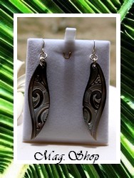 Marquises Collection / Boucles D'Oreilles Hihiuras Motifs Marquisiens / Nacres de Tahiti Assorties H:5.5cm Gris Reflets Aubergines / Crochets Argent 925 (0.36g) (photos contactuelles)