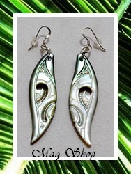 Marquises Collection / Boucles D'Oreilles Hihiuras Motifs Marquisiens / Nacres de Tahiti Assorties H:5.5cm Gris Clairs Reflets Verts / Crochets Argent 925 (0.36g) (photos contactuelles)
