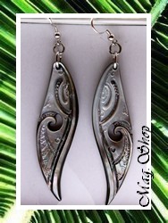 Marquises Collection / Boucles D'Oreilles Hihiuras Motifs Marquisiens / Nacres de Tahiti Assorties H:5.5cm Gris/bleus / Crochets Argent 925 (0.55g) (photos contactuelles)