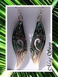 Marquises Collection / Boucles D'Oreilles Hihiuras Motifs Marquisiens / Nacres de Tahiti Assorties H:5.5cm Clairs/Ocres Reflets Verts / Crochets Argent 925 (0.55g) (photos contactuelles)