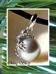 Silver Sea Collection / Collier Margouillat Hikueru / Pendentif Argent Rhodié 925 (0.95g) Perle Drop de Tahiti Taille 9.60mm/B+ Reflets Blancs / Coton Noir / (photos non contractuelles)