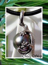Silver Sea Collection / Collier Margouillat Hikueru Perle Semi-Ronde de Tahiti 8.80mm/C+ Reflets Gris/Verts/Roses / Pendentif Argent Rhodié 925 (0.95g) / Cuir Noir (photos non contractuelles)