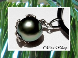 Silver Sea Collection / Collier Margouillat Hikueru Perle Ronde de Tahiti 8.80mm/C Reflets Verts / Pendentif Argent Rhodié 925 (0.95g) / Cordon Noir (photos non contractuelles)