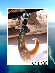 Moana Perles Collection / Collier Hameçon Hinaarii Marquisien / Nacre de Tahiti 5cm Reflets Ocres & Perle Baroque de Tahiti 10mm/CD Verts / Coton Noir (photos contractuelles)