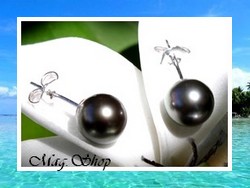 Silver Sea Collection / Boucles d'Oreilles Hinaiti Perles Rondes de Tahiti 9mm/B+ Gris/Bleus/Aubergines Foncés / Argent Rhodié 925 (0.43g) (photos non contractuelles)