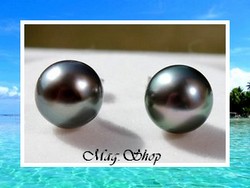 Silver Sea Collection / Boucles d'Oreilles Hinaiti Perles Rondes de Tahiti 8.60mm/B+ Verts/Aubergines / Argent Rhodié 925 (0.43g) (photos non contractuelles)