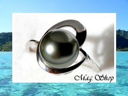 Silver Sea Collection / Bague Coeur Hinanui T56 Argent Rhodié 925 (1.69g) Perle Ronde de Tahiti 9.15mm/B+ Gris/Verts Foncés Reflets Bleus/Aubergines (photos non Contractuelles)