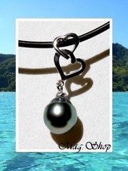 Silver Sea Collection  / Collier Coeurs Hinanui / Pendentif Argent Rhodié 925 (0.73g) / Perle Drop de TAHITI 9.60mm/B+ Verts Ailes de Mouche / Cordon Noir (photos non contractuelles)