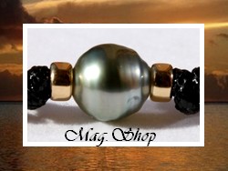Bora-Bora Collection / Bracelet Surfeur Hinerava Perle Semi-Baroque de Tahiti 11.15mm/C+ Gris/Verts Clairs / Intercalaires Gold Filled / Taille Réglable Coton Noir (photos non contractuelles)