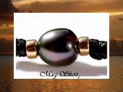 Bora-Bora Collection / Collier Surfeur Hinerava Perle Semi-Baroque de Tahiti 10mm/B+ Reflets Aubergines / Intercalaires Gold Filled / Taille Réglable Coton Noir (photos contractuelles)