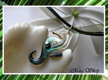 Hippocampe  Collier Miti Nacre H4cm & Perle Keishi de Tahiti MAG.SHOP