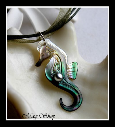 Hippocampe  Collier Miti Nacre H4cm & Perle Keishi de Tahiti MAG.SHOP