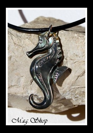 Hippocampe Marquisien Collier Nacre de Tahiti Reflets Foncés MAG.SHOP