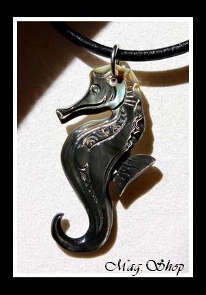 Hippocampe Marquisien Collier Nacre de Tahiti Reflets Foncés MAG.SHOP